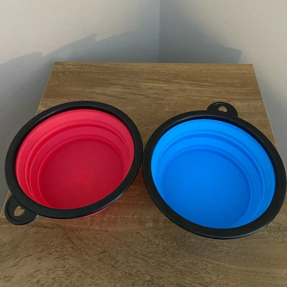 Set of two collapsible dog bowls